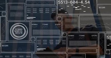 Terasta tablet üzerinde profesyonel iş gücü, yarı saydam UI ızgara döngüsü ölçümleri gösteriliyor. Teknoloji, veri, yenilik, dijital, kentsel, parlak, fütürist