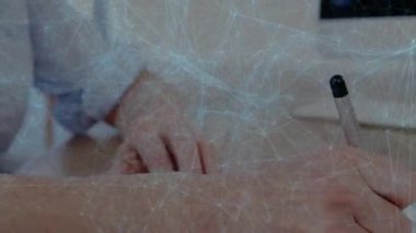 Formu gözden geçirdikten sonra, kadın iş için kağıtları değiştirirken kalem darbeleri yapıyor. Profesyonel, odaklanma, yazı, masa, çalışma alanı, konsantrasyon, asgari