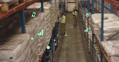 Lojistik işçileri koridor taramasına karbondioksit ikonu yüzen yönetici olarak denetim için envanter taramasına giriyorlar. Sanayi, lojistik, depolama, teknoloji, verimlilik, sürdürülebilirlik, veri analizi