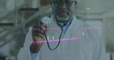 Kıdemli erkek doktor finansman için şamdan grafiğini ileri doğru senkronize ediyor. Tıbbi, analitik, teknoloji, yenilik, sağlık, veri, meslek