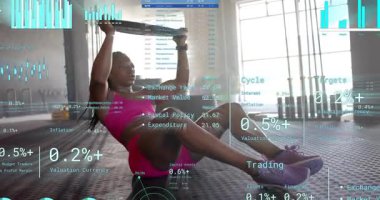 Oturma eylemini başlatan ve ağırlık levhasını yukarı doğru iten kadın AR 'ın mali tablolarını gösteriyor. Spor, güç, egzersiz, eğitim, aerobik, motivasyon, yenilik