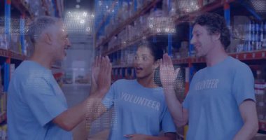 Gönüllü ekip el kaldırıyor sonra da lojistik merkezinde ekip çalışmasını kutlayan konfetilerle beşlik çakıyor. İşbirliği, yoldaşlık, takım çalışması, kutlama, birlik, dostluk, pozitif