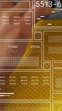 Amerikalı futbolcu kaskı veri işleme animasyon örtüsüyle ayarlıyor. Sporcu, teknoloji, spor, dijital, analiz, hareket