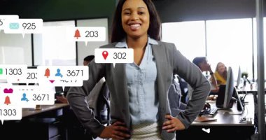 Uyarılar ortaya çıkıyor ve pazarlamacı ofiste dikilirken gövdeyi çoğaltıyor. Profesyonel, modern, enerjik, işbirlikçi, dijital, dinamik, üretkenlik