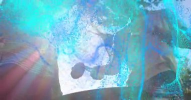 Turkuaz parçacıklar ızgarada fırıl fırıl dönüyor, arkadaşlar ızgara için et tatlandırıyor ve maşayla dönüyor. Açık hava yemekleri, yoldaşlık, şenlik, coşku, eğlence, doğa, yaz