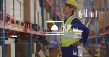 Depo müdürü, envanteri denetliyor koridor uzmanına giriyor kutuları tarıyor ve veri tablolarını güncelliyor. Sanayi, lojistik, teknoloji, analitik, denetim, organizasyon, otomasyon