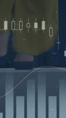 Ofisteki yürüyen merdiven kullanan iş adamları üzerinde finansal veri işleme animasyonu. küresel finans, iş ve dijital arayüz kavramı dijital olarak oluşturulmuş video.