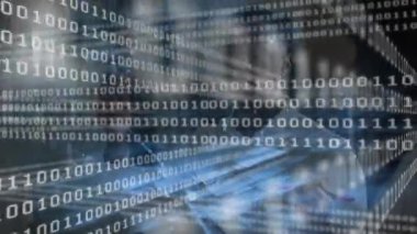 Masada ikili kod akışı, veri analistinin yazması, kaydırması, gözden geçirme sonuçları karartma olarak. Teknoloji, dijital, programcı, veri, yenilik, fütürist, modern