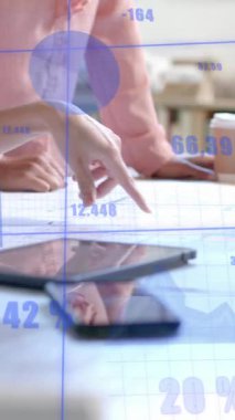 Veri işleme arayüzü üzerinde çeşitli mimarların planları tartışan ellerinin üzerinde. Mimari, tasarım, iş dünyası, veri, dijital arayüz, bağlantı ve iletişim dijital olarak oluşturulmuş video.