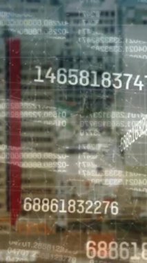 Şehir manzarası üzerinde finansal veri işleme animasyonu. Küresel iş, ağlar, bağlantılar, hesaplama ve veri işleme kavramı dijital olarak oluşturulmuş video.