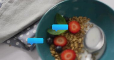 Böğürtlenli granola kasesi, nane üzerine nane. Sohbet baloncukları gruplandırma kaşığı kepçeleme süt köpükleri soluyor. Kahvaltı, sağlıklı, beslenme, canlı, taze, sosyal, iletişim