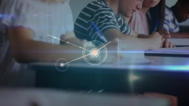 Okulda öğrenen çeşitli öğrencilerle olan bağlantıların animasyonu. lise eğitimi, bağlantılar ve dijital olarak oluşturulmuş öğrenme konsepti.