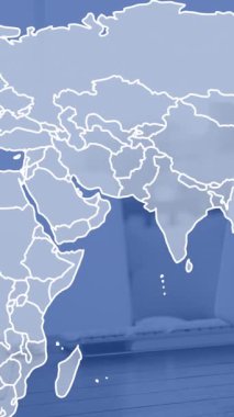 Ofisteki masanın üzerinde dünya haritası ve dijital veri işleme animasyonu. Dijital olarak oluşturulmuş küresel bağlantılar, hesaplama ve veri işleme kavramı.