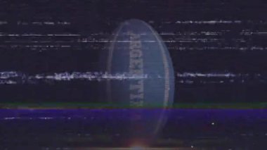 Koyu ekran, mavi oval dönüşün arıza gösteren çizgilerle yoğunlaştığını gösteriyor. Fütürist, dijital, soyut, arıza, durağan, bozulma, teknoloji