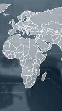 Boş ofise karşı dünya haritası ve veri işleme animasyonu. Küresel ağ ve iş teknolojisi kavramı