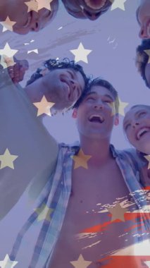 Amerika bayrağının yaz aylarında sahildeki çeşitli mutlu arkadaşlara karşı animasyonu. Amerikan vatanseverliği, çeşitlilik ve tatil konsepti dijital olarak oluşturulmuş video.