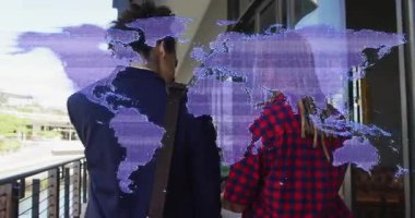 Telefon gösteren ve iş planlama için dijital harita oluşturan iki profesyonel. Kurumsal, kentsel, teknoloji, iletişim, işbirliği, modern, yenilik