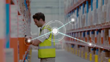 Depo çalışanı kutu seçiyor, veri düğümleri ve satırları koridor boyunca genişleyen etiketleri tarıyor. Lojistik, tedarik zinciri, teknoloji, dijitalleştirme, sanayi, sanayi, altyapı