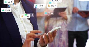 Adam sosyal medya simgeleri oluşturan telefonları dinlerken o da kayıt cihazlarını gösteriyor. Teknoloji, bağlantı, dijital, işbirliği, modern, iletişim, yenilik