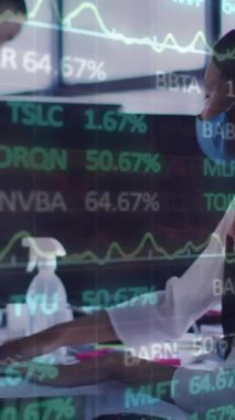 Dizüstü bilgisayarla çalışan maske takan bir iş kadınının ticaret kurulu animasyonu. Dijital bileşik, çoklu pozlama, borsa, yatırım, ofis, güvenlik ve teknoloji kavramı.