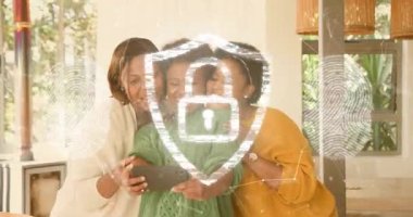 Üç arkadaş tablet tutuyor ve ekranı tıkırdatıyor, içeriği titreşimli biyometrik kaplamayla açıyor. Grup, arkadaşlık, kutlama, bağlantı, güvenlik, teknoloji, yaşam tarzı