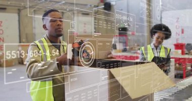 Meslektaşım AR verilerini incelerken, erkek depo çalışanı tarayıcı ve dönen nesne kullanıyor. Otomasyon, lojistik, envanter, teknoloji, sanayi, işbirliği, verimlilik