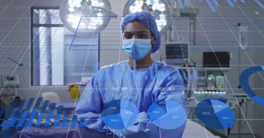 Ameliyathane ışıkları altında duran kadın cerrah veri arayüzü canlı ölçüm grafiklerini çalıştırıyor. Tıbbi, teknoloji, dijital, analitik, sağlık, yenilik, fütüristik