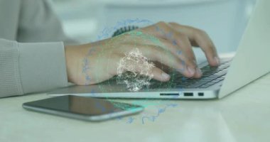 Laptop klavyesine sağ elle dokunmak verileri gösteren teknoloji ağı titreşimini ve dönüşünü tetikliyor. Teknoloji, dijital, bağlantı, yenilik, siber, ağ, çalışma alanı