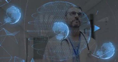 Hastane koridorunda durup bakan doktor, steteskop etrafında süzülen üç boyutlu dünya verisi. Tıbbi, sağlık, teknoloji, yenilik, fütürist, dijital, profesyonellik