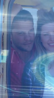 İki beyaz insanın arabasında dijital veri işleme animasyonu. Dijital olarak oluşturulmuş küresel bağlantılar, veri işleme ve dijital arayüz kavramı.