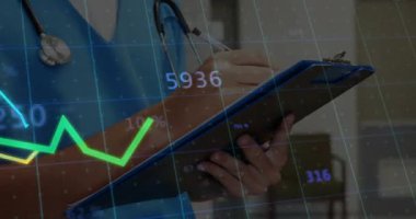 Doktor elinde not panosuyla kalem notlarına dokunurken yeşil grafik de hayati bulguları dalgalandırıyor. Tıbbi, veri, dijital, analiz, sağlık, teknoloji, klinik