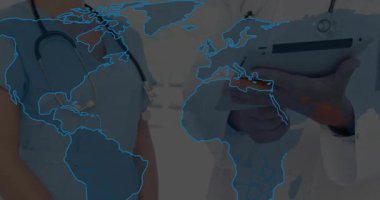 Doktor tableti tıklatıyor ve hemşire küresel sağlık verileri için dijital dünya haritasını inceliyor. Sağlık, teknoloji, teletıp, işbirliği, yenilik, veri görselleştirme, tıp alanında uzmanlık