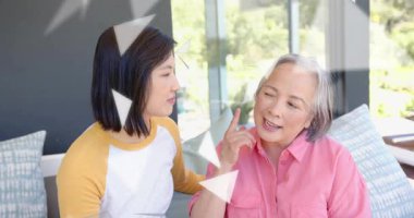 Kızının duygusal desteği annenin yanağına dokunuyor ve aile bakımı için öpücüğü paylaşıyor. Şefkat, sıcaklık, bağlantı, şefkat, şefkat, yakınlık, aile.