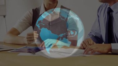 Piyasa analizi için grafik verileri hazırlarken, bayan meslektaşım tableti üç boyutlu dünyayı etkinleştiriyor. İş, işbirliği, veri, analiz, strateji, profesyonel, takım çalışması