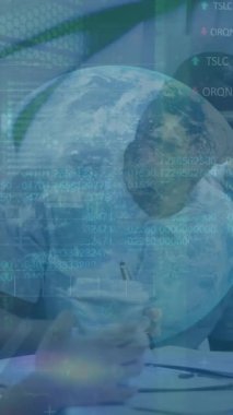 Borsa veri işleme animasyonu ve Afrika kökenli Amerikalı erkek ve kadın meslektaşların tartışması. Küresel ekonomi ve iş teknolojisi kavramı