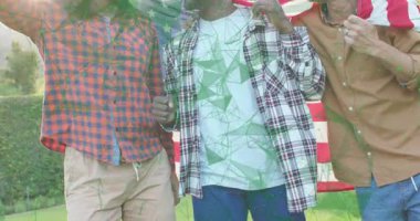 Üç arkadaş, yeşil kaplama animasyon olarak Amerikan bayrağını omuzlarına yerleştiriyor ve pazarlamaya gülüyorlar. Vatanseverlik, yoldaşlık, açık hava, birlik, kutlama, pozitif, canlı