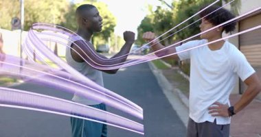 Arkadaşların sokakta yumruk tokuşturup animasyon fitness okunun rotayı göstermesini öneriyor. Günlük, arkadaşlık, açık hava, toplum, iletişim, kentsel, enerjik