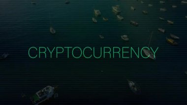 Kısmi yeşil CRYPTOCURRE _ liman teknelerinde görünür, CRYPTOCURNCY unvanını ortaya çıkarır. Liman, neon, arıza, dijital, fütüristik, teknoloji, demirli