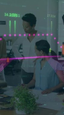 Ofisteki çeşitli iş adamları üzerinde finansal veri işleme animasyonu. Küresel finans, iş, bağlantılar, hesaplama ve veri işleme kavramı dijital olarak oluşturulmuş video.