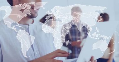 Çalışan iş arkadaşlarının arasında, teknoloji projesi için dünya haritasını oluşturan dizüstü bilgisayarda yazan adam. İşbirliği, bağlantı, dijital, modern, takım çalışması, yenilik, küresel