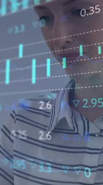 Bilgisayar kullanarak iş kadınının veri işleme animasyonu. Küresel iş dijital arayüzü teknolojisi ve dijital olarak oluşturulan ağ konsepti.