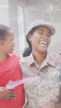 Amerika bayrağının, çocuklarıyla birlikte Afrika kökenli Amerikalı kadın asker üzerinde canlandırılması. Vatanseverlik ve kutlama konsepti dijital olarak oluşturulmuş video.