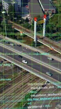 Otoyol ve demiryolunun havadan görünüşü ve programlama kodu animasyonu örtüyor. Ulaşım, altyapı, teknoloji, dijital, bağlantı, ağ