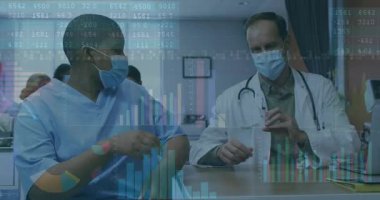 Doktor aşı çiziyor ve hastane odasında aşı için hemşireye iğne uyguluyor. Tıbbi, sağlık, klinik, enjeksiyon, aşı, takım çalışması, profesyonel