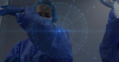 Tıbbi cerrah damar yolunu ayarlıyor, eldiven takıyor, anestezi maskesini takıp yatıştırıcı hazırlıyor. Ameliyat, takım çalışması, steril, ameliyathane, sağlık, klinik