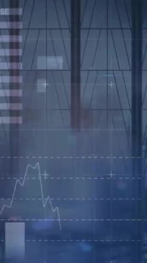 Veri işleme animasyonu, dünya haritası ve yürüyen iş adamlarının diyagramları. Küresel iş, teknoloji ve dijital arayüz kavramı dijital olarak oluşturulmuş video.