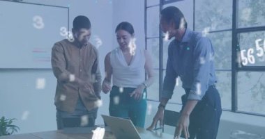 Daha sonra iş toplantısında yüzen sayısal verileri analiz eden üç meslektaşımız var. İşbirliği, takım çalışması, profesyonel, yenilik, modern, analitik, veri