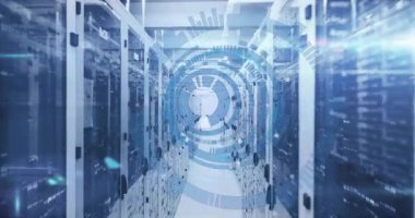 Şeffaf dairelerin ortaya çıkması sunucu koridorunda süzülen kamerayı tetikler ve veri akışını görselleştirir. Teknoloji, veri, siber güvenlik, dijital, yenilik, fütüristik, altyapı