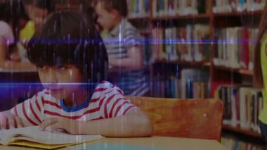 Kadın çocuk, eğitim için dijital arıza örtüsü ile parlak sarı kitap okuma sayfaları açıyor. Kütüphane, çocuklar, okuma, eğitim, öğrenim, okur yazarlık, öğrenim