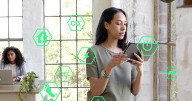 Kontrol paneli incelemesi sırasında ofis analisti tableti tıklatıyor ve eko simge ağı oluşturuyor. Sürdürülebilirlik, veri görselleştirme, çevre dostu, işbirliği, modern, profesyonel, yenilikçi